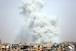 Khói bốc lên sau một cuộc không kích tại Raqa, Syria ngày 28/7. (Nguồn: AFP/TTXVN)
