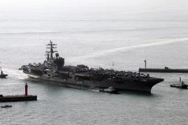 Tàu sân bay USS Ronald Reagan của Mỹ cập cảng ngoài khơi phía đông nam thành phố Busan, Hàn Quốc ngày 30/10/2015. (Nguồn: EPA/TTXVN)