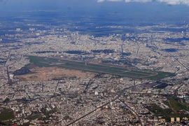 Sân bay Tân Sơn Nhất nhìn từ trên cao. (Ảnh: Mạnh Linh/TTXVN)