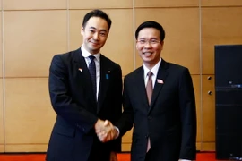 Trưởng Ban Tuyên giáo Trung ương Võ Văn Thưởng đón Hạ Nghị sỹ Keisuke Suzuki, Phó Tổng Thư ký, Trưởng ban Thanh niên của Đảng Dân chủ Tự do Nhật Bản (LDP). (Ảnh: An Đăng/TTXVN)