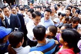 Chủ tịch UBND thành phố Hà Nội Nguyễn Đức Chung với bà con xã Đồng Tâm. (Ảnh: An Đăng/ TTXVN)