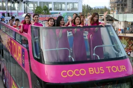 Giới trẻ hào hứng trải nghiệm xe buýt Coco Bus Tour. (Ảnh: Trần Lê Lâm/Vietnam+)