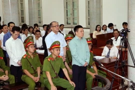 Bị cáo Hà Văn Thắm, nguyên Chủ tịch Hội đồng quản trị Ngân hàng Thương mại cổ phần Đại Dương đứng trước vành móng ngựa. (Ảnh: Doãn Tấn/TTXVN)