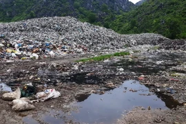 Bãi rác chất cao như núi và đã quá tải hai năm nay. (Ảnh: Trịnh Duy Hưng/TTXVN)