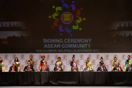 Các nhà lãnh đạo 10 quốc gia ASEAN ký Tuyên bố Kuala Lumpur năm 2015 về Thành lập Cộng đồng ASEAN và Tầm nhìn Cộng đồng ASEAN đến năm 2025 (22/11/2015). (Ảnh: Tư liệu TTXVN)