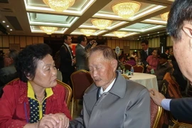 Bà Sun Kum-Soon (trái), 75 tuổi, người Hàn Quốc đoàn tụ với anh họ là Sun Yong-Ju (giữa), 82 tuổi, trong cuộc đoàn tụ ở Kumgang ngày 22/10. (Nguồn: AFP/TTXVN)
