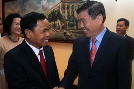 Chủ tịch Ủy ban nhân dân Thành phố Hồ Chí Minh tiếp ông Khamphanh Phommathat, Ủy viên Bộ Chính trị, Chánh văn phòng Trung ương Đảng Nhân dân Cách mạng Lào. (Ảnh: Hoàng Hải/TTXVN)