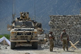 Binh sỹ Mỹ tuần tra tại khu vực xảy ra giao tranh với phiến quân IS ở huyện Achin, tỉnh Nangarhar ngày 15/4. (Nguồn: AFP/TTXVN)