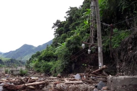 Hệ thống điện ở xã Nặm Păm, huyện Mường La bị hư hỏng nặng nề. (Ảnh: Nguyễn Cường/TTXVN)