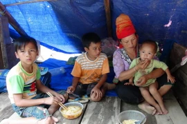 Bữa ăn của một gia đình vùng rốn lũ Nặm Păm trong những ngày này vẫn còn rất thiếu thốn. (Ảnh: Hữu Quyết/TTXVN)