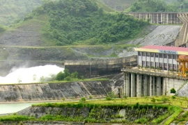 Hồ thủy điện Tuyên Quang mở một cửa xả đáy để đảm bảo an toàn cho hồ chứa. (Ảnh: Văn Tý/TTXVN)