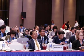 Thứ trưởng Thường trực Bộ Ngoại giao Bùi Thanh Sơn (ở giữa), Phó Chủ tịch Ủy ban Quốc gia APEC 2017, Chủ tịch SOM APEC 2017 dự hội thảo. (Ảnh: Văn Điệp/TTXVN)