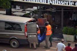 Chuyển thi thể nạn nhân thiệt mạng tại hiện trường vụ tấn công. (Nguồn: THX/TTXVN)