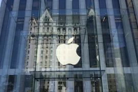 Biểu tượng của Apple tại một cửa hàng ở New York, Mỹ. (Nguồn: AFP/TTXVN)