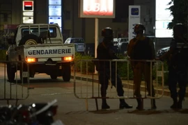 Binh sỹ Burkina Faso tuần tra tại Ouagadougou sau vụ xả súng ngày 13/8. (Nguồn: AFP/TTXVN)