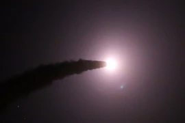 Lực lượng vệ binh Cách mạng Hồi giáo Iran (IRGC) bắn tên lửa vào các căn cứ của IS ở Syria từ một địa điểm bí mật ở tây Iran ngày 18/6. (Nguồn: EPA/TTXVN)
