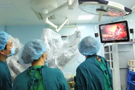 Các bác sỹ Khoa Ngoại Gan Mật thực hiện phẫu thuật robot cắt trọn vẹn hạ phân thùy gan II, III cho người bệnh. (Ảnh: Phương Vy/TTXVN)