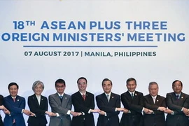 Phó Thủ tướng, Bộ trưởng Ngoại giao Việt Nam Phạm Bình Minh (thứ 4, trái) chụp ảnh chung với các Bộ trưởng Ngoại giao ASEAN+3 tại hội nghị. (Nguồn: TTXVN)