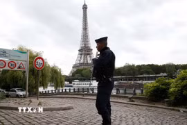 Quảng trường dưới chân Tháp Eiffel được bao bọc với hệ thống hàng rào và các thiết bị kiểm soát nhằm ngăn chặn nguy cơ tấn công bằng phương tiện cơ giới. (Nguồn: TTXVN)