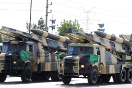 Tên lửa đất đối không của Iran tại lễ diễu hành ở thủ đô Tehran ngày 18/4, nhân kỷ niệm Ngày thành lập Quân đội Iran. (Nguồn: AFP/TTXVN)