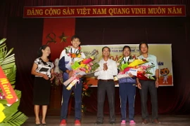 Đại diện lãnh đạo tỉnh Thừa Thiên-Huế, nhà trường và bạn vè chúc mừng vận động viên Trần Thị Yến Hoa và Lê Minh Thuận. (Ảnh: Hồ Cầu/TTXVN)