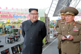 Nhà lãnh đạo Triều Tiên Kim Jong-Un (ảnh, trái) thăm triển lãm các thiết bị khoa học và kỹ thuật do Quân đội Nhân dân Triều Tiên sáng chế ngày 13/5. (Nguồn: YONHAP/ TTXVN)