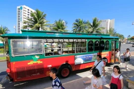 Khách du lịch trên một đường phố ở Tamuning trên đảo Guam ngày 11/8. (Nguồn: AFP/TTXVN)