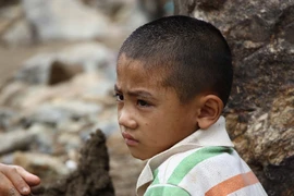 Trẻ em bản Hua Nậm, xã Nặm Păm, huyện Mường La buồn bã, thẫn thờ sau mưa lũ. (Ảnh: Nguyễn Cường/TTXVN)