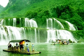 Thuyền, bè đưa khách du lịch tham quan khu vực xung quanh thác Bản Giốc. (Ảnh: Phương Hoa/TTXVN)