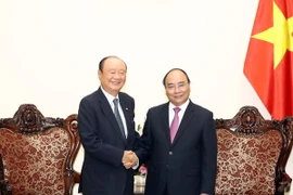 Thủ tướng Nguyễn Xuân Phúc tiếp ông Lee Dae Bong, Chủ tịch Tập đoàn Charmvit (Hàn Quốc). (Ảnh: Thống Nhất/TTXVN)