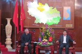 Bí thư Tỉnh ủy Bắc Ninh Nguyễn Nhân Chiến tiếp đồng chí Nay Pena. (Ảnh: Thái Hùng/TTXVN)