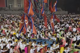 Người dân Triều Tiên tham dự một buổi lễ tại thủ đô Bình Nhưỡng ngày 6/7. (Nguồn: AFP/TTXVN)