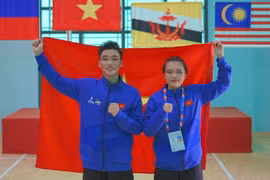 Hai vận động viên Việt Nam đoạt Huy chương Vàng nội dung Seni-Pencak Silat Nguyễn Thành Long và Hoàng Linh Đan. (Ảnh: Văn Dũng/TTXVN)
