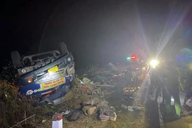 Lực lượng chức năng huyện Đăk Tô (tỉnh Kon Tum) có mặt tại hiện trường vụ lật xe tải tại khu vực đèo Văn Rơi (thôn Đăk Mông, xã Đăk Trăm, huyện Đăk Tô) khiến 1 người chết và 2 người bị thương. Ảnh: TTXVN phát