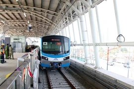 Tàu metro số 1 (Bến Thành-Suối Tiên) dừng ở ga Bình Thái. (Ảnh: Tiến Lực/TTXVN) 