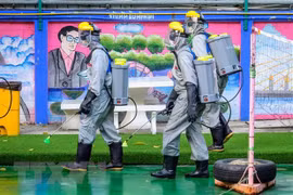 Phun thuốc khử trùng nhằm ngăn chặn sự lây lan của dịch COVID-19 tại Bangkok, Thái Lan. (Ảnh: AFP/TTXVN) 