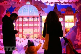 Hạn chế tụ tập, yêu cầu không ôm hôn, giữ khoảng cách, đeo khẩu trang... là những biện pháp đang được áp dụng khi châu Âu chuẩn bị đón mùa Giáng sinh đầu tiên kể từ khi dịch COVID-19 bùng phát (Nguồn:TTXVN)