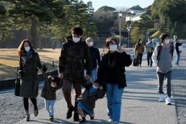 Khách du lịch tại Tokyo, Nhật Bản ngày 23/2/2020. (Ảnh: AFP/TTXVN) 