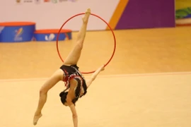 Bài biểu diễn với vòng của VĐV Low Yu Yenn (Singapore). (Ảnh: Phạm Hậu/TTXVN)