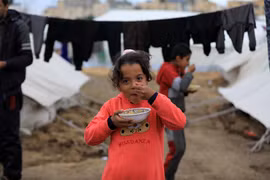 Trẻ em Palestine tại khu lều tạm ở Khan Younis, phía nam Dải Gaza, ngày 13/12/2023. (Ảnh: THX/TTXVN)