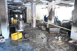 Hiện trường vụ cháy tòa nhà cao tầng ở thành phố Mangaf, miền Nam Kuwait ngày 12/6/2024.(Ảnh: THX/TTXVN)