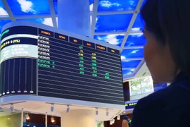 Nhà đầu tư theo dõi diễn biến thị trường. (Ảnh minh họa: TTXVN)