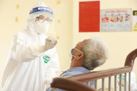 Nhân viên y tế lấy mẫu xét nghiệm COVID-19. (Ảnh: Minh Quyết/TTXVN) 