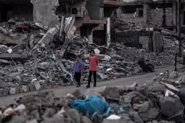 Các em nhỏ tại Deir al-Balah, Dải Gaza. (Ảnh: THX/TTXVN)