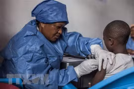 Nhân viên y tế thuộc Tổ chức Bác sỹ không biên giới (MSF) tiêm chủng vaccine mới ngừa virus Ebola cho người dân tại Bắc Kivu, Cộng hòa Dân chủ Congo. (Ảnh: AFP/TTXVN)