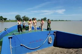 An Giang: Bắt giữ 3 sà lan vận chuyển cát không rõ nguồn gốc