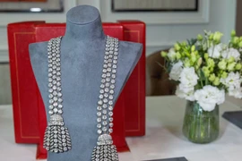 Chiếc vòng cổ đính kim cương, được cho là có thể liên quan cố Hoàng hậu Pháp Marie Antoinett.(Nguồn: Reuters)