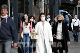 Người dân đeo khẩu trang phòng dịch COVID-19 tại Stuttgart, Đức ngày 2/11/2020. (Ảnh: AFP/TTXVN) 