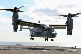 Máy bay Osprey của quân đội Mỹ hạ cánh xuống tàu Kaga của Lực lượng Phòng vệ Biển Nhật Bản ở ngoài khơi vùng Shikoku, ngày 26/10/2020. (Ảnh: Kyodo/TTXVN) 