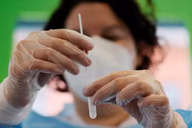 Dụng cụ xét nghiệm COVID-19 tại gia có khả năng cho kết quả trong vòng 30 phút (Nguồn: REUTERS)